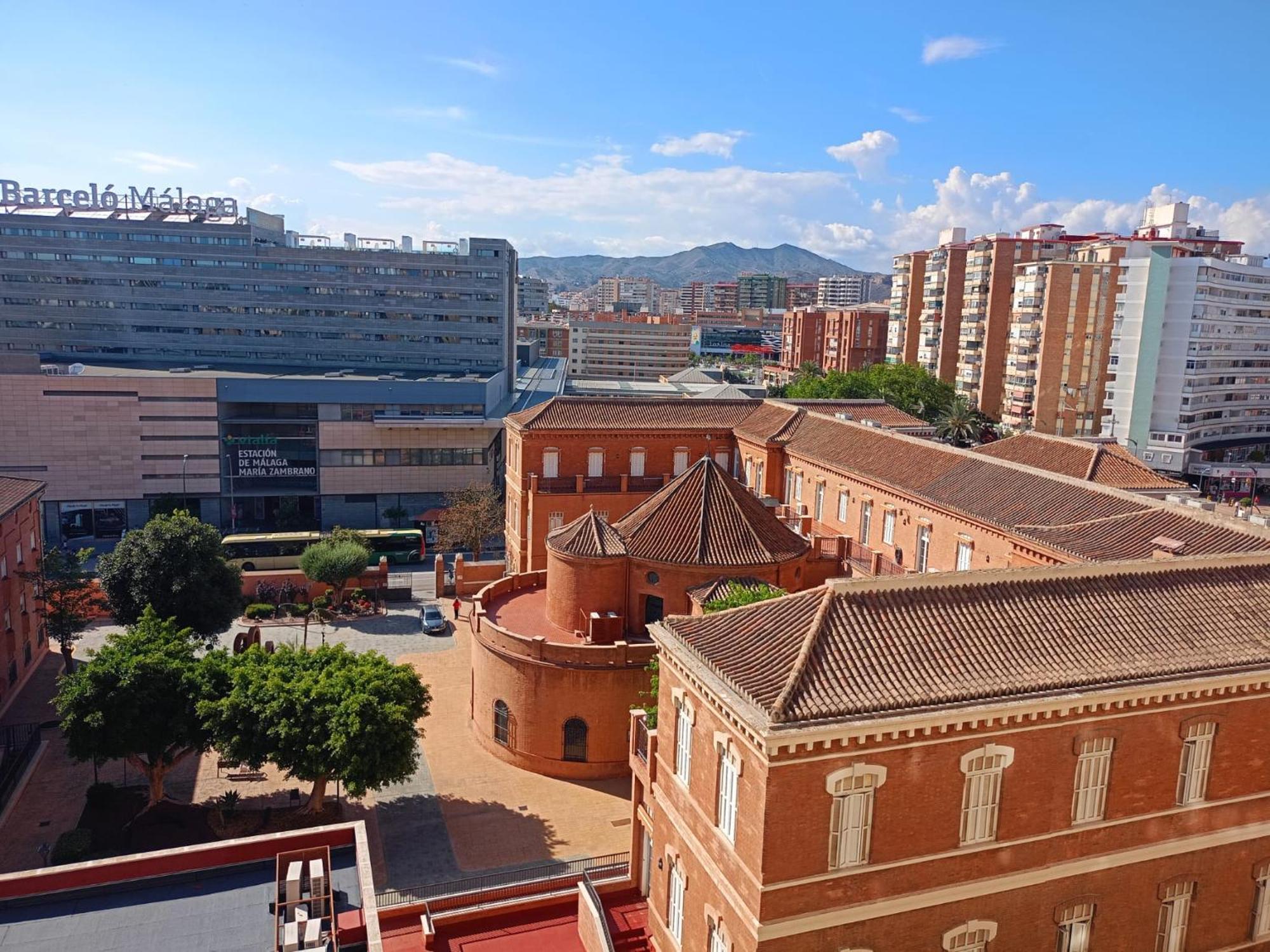 Habitacion Privada Centro Malaga Cerca Tren Maria Zambrano Y Playa Muy Buena Conexion Wifi Exterior photo